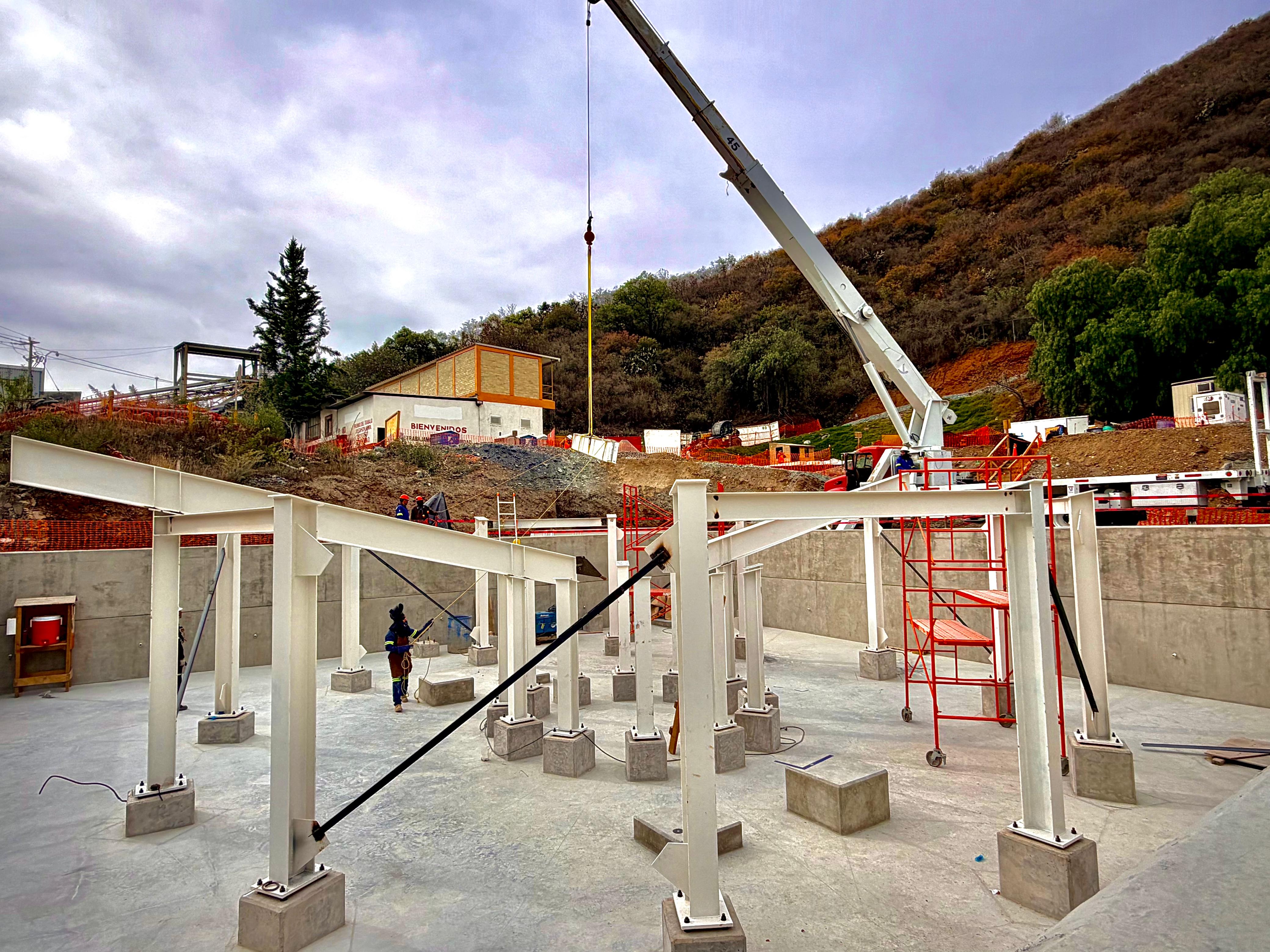 Montaje de estructura metálica en Unidad Terronera