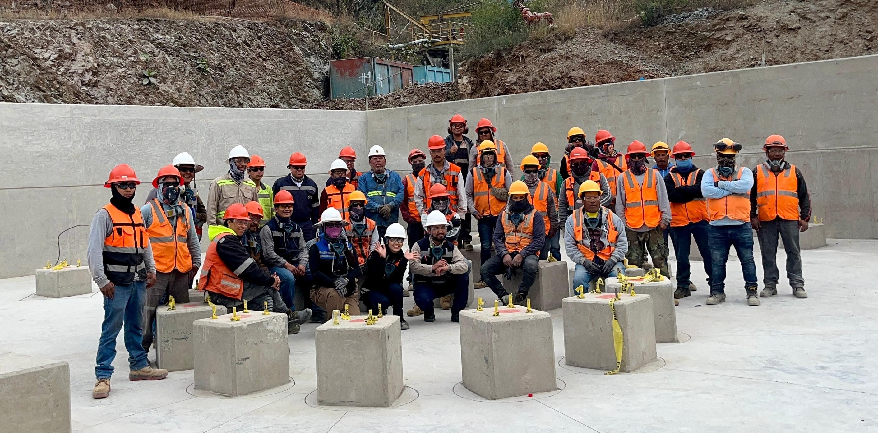 Equipo técnico de SEMEIN trabajando en mantenimiento industrial