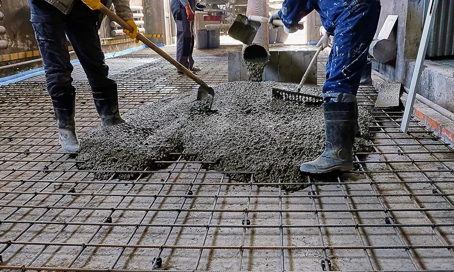 Proceso de construcción de losa de concreto en patio
